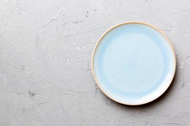 Beton zemin üzerinde boş mavi plaka üst görünümü. Tasarımın için boş boşluk.