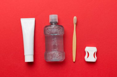 Ağız gargarası ve diğer ağız temizliği ürünleri renkli masa üstünde fotokopi alanı olan ürünler. Düz yatıyordu. Diş hijyeni. Sözlü bakım ürünleri ve hafif arkaplan üzerine yazı için alan. konsept.