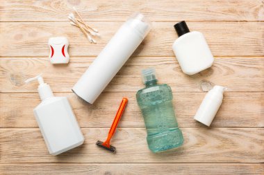 Banyo ürünleri için model düz yatak, spa jileti, diş macunu, sabun, jöle ve diğer çeşitli aksesuarlar. Cilt sağlığı için kozmetik. Logonuz için Bath Mockup.