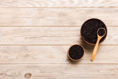 Kase içinde kinoa tohumu ve renkli arka planda kaşık. Küçük kasede sağlıklı kinwa. Sağlıklı süper yiyecekler.