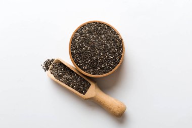 Kavanozda Chia tohumu ve renkli arka planda kaşık. Sağlıklı Salvia Hispanikleri küçük kasede. Sağlıklı süper yiyecekler.