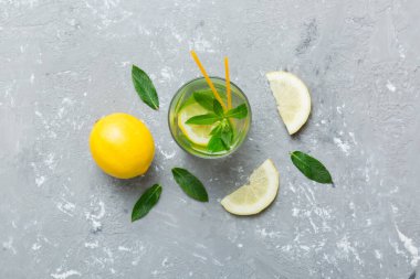 Caipirinha, Mojito kokteyli, limonlu votka veya soda, masa arkasında nane ve saman. Naneli, limonlu, cam manzaralı, ferahlatıcı bir içecek..