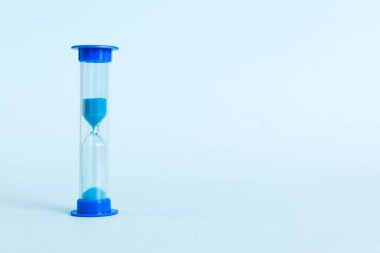 Masadaki kum saati, iş bitiş zamanı kavramı olarak geçen kum saati, boşluğu kopyala.