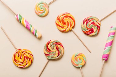 Renkli arka planda renkli lolipoplar. Yaz kavramı. Parti Mutlu Yıllar ya da Minimalist Kavram.