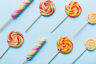 Renkli arka planda renkli lolipoplar. Yaz kavramı. Parti Mutlu Yıllar ya da Minimalist Kavram.