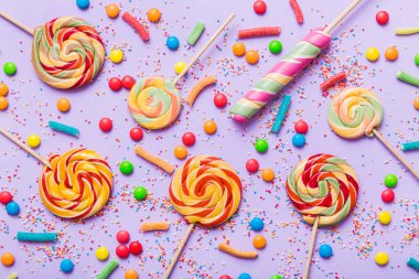 Lezzetli İştah açıcı Parti Aksesuarları Mutlu Yıllar Tatlı. Renkli arkaplanda farklı tipte şekerler, kopyalama alanı. Renkli doğum günü partisi geçmişi.