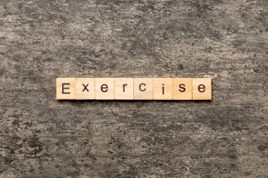 Tahta blokta yazan egzersiz kelimesi. tablo üzerinde egzersiz metni, konsept.