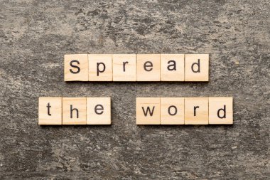 Tahta blokta yazan kelimeyi yay. Sözcük metnini masaya yay, konsept.