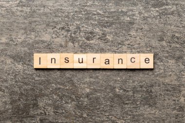 Tahta bloğa yazılmış sigorta kelimesi. sigorta metni masa üzerinde, konsept.