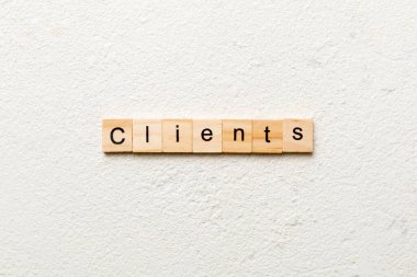 Müşteri sözcüğü ahşap blokta yazılı. Müşteriler masa üzerinde metin, konsept.