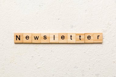 Tahta blokta haber bülteni. Haber metni masa üzerinde, konsept.