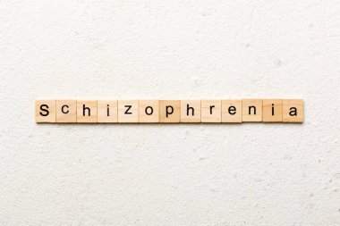 Tahta blokta yazan şizofreni kelimesi. Masada şizofreni metni, konsept.