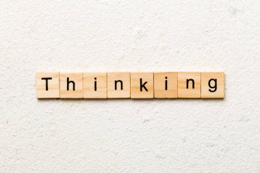 Tahta blokta yazan bir kelime. Deksing, konsept için çimento üzerinde metin düşünüyorum.