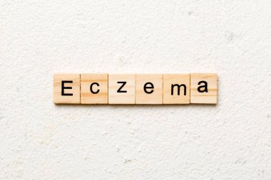 Egzama kelimesi tahta blokta yazılı. Masada egzama metni, konsept.