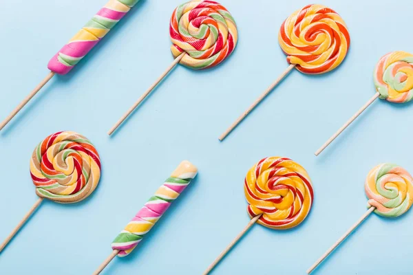 Renkli arka planda renkli lolipoplar. Yaz kavramı. Parti Mutlu Yıllar ya da Minimalist Kavram.