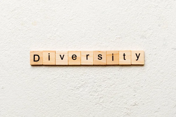 木のブロックに書かれた多様性の言葉 あなたのデザイン コンセプトのセメントテーブル上の多様性のテキスト — ストック写真