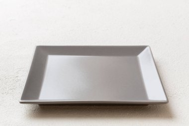 Beton zemin üzerinde boş kare plakanın perspektif görünümü. Tasarımın için boş boşluk.