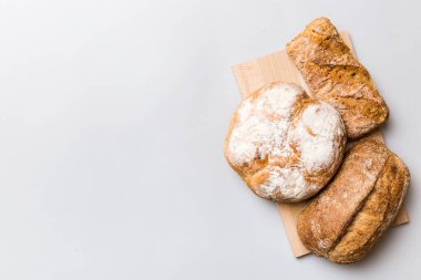 Ev yapımı doğal ekmek. Arka plan olarak farklı taze ekmek türleri, kopya alanı ile üst görünüm.