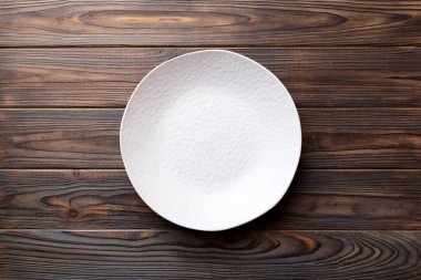 Ahşap zemin üzerinde boş ışık plakası üst görünümü. Tasarımın için boş boşluk.