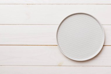 Ahşap zemin üzerinde boş ışık plakası üst görünümü. Tasarımın için boş boşluk.