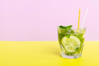 Mojito yaz serinletici buzlu ve naneli kokteyl. Limonlu, limonlu ve naneli mojito kokteyli..