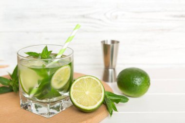 Mojito kokteyli. Limonlu, limonlu ve naneli mojito kokteylini uzun bir bardakta sopayla tazeliyorum..