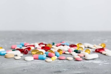 Çeşitli ilaç ve haplardan oluşan bir koleksiyon. Masa arkasında çeşitli ilaç hapları, haplar ve kapsüller var. Çeşitli ilaç tabletleri yığını. Sağlık hizmetleri.