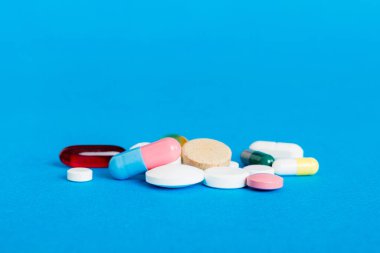 Bir çok farklı renkli ilaç ve hapların bakış açısı farklı. Renkli arkaplanda bir sürü hap.