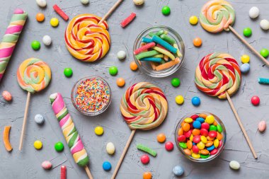 Lezzetli İştah açıcı Parti Aksesuarları Mutlu Yıllar Tatlı. Renkli arkaplanda farklı tipte şekerler, kopyalama alanı. Renkli doğum günü partisi geçmişi.