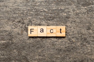 Tahta blokta yazılı gerçek kelime. tablo üzerinde gerçek metin, konsept.