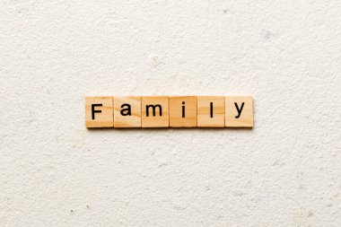 Tahta blokta aile kelimesi yazılı. Aile metni masa üzerinde, konsept.