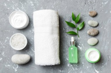 Hindistan cevizi yağı dolu kavanozlar ve renkli arka planda kozmetik kremi. Üst Manzara. Metnin için boş yer. Doğal spa Hindistan cevizi kozmetik ve organik tedavi konsepti Hindistan cevizi spa bileşimi.