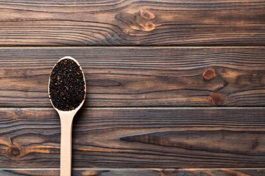 Renkli arka planda kaşık içinde kinoa tohumları. Küçük kaşıkta sağlıklı kinwa. Sağlıklı süper yiyecekler.