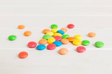 Renkli arkaplan manzaralı lezzetli renkli şeker yığını. Şekerleme dekoru.