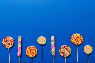 Renkli arka planda renkli lolipoplar. Yaz kavramı. Parti Mutlu Yıllar ya da Minimalist Kavram.