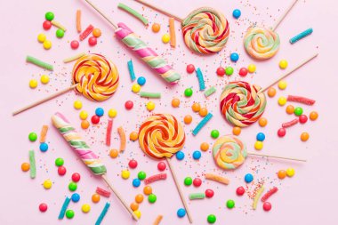 Lezzetli İştah açıcı Parti Aksesuarları Mutlu Yıllar Tatlı. Renkli arkaplanda farklı tipte şekerler, kopyalama alanı. Renkli doğum günü partisi geçmişi.