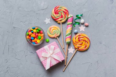 Hediye kutulu doğum günü partisi eşyaları koleksiyonu. Sevgililer Günü hediye kutusu. Üst görünüm düzlüğü kopyalama alanı ile yatıyordu.