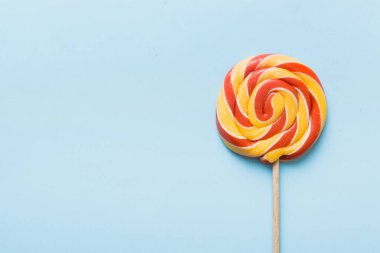 Renkli arka planda renkli lolipoplar. Yaz kavramı. Parti Mutlu Yıllar ya da Minimalist Kavram.