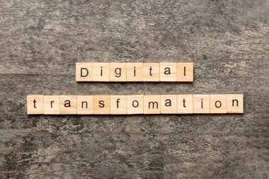 Tahta blokta yazılı dijital dönüşüm kelimesi. dijital dönüşüm metni desing, konsept için çimento tablo üzerinde.