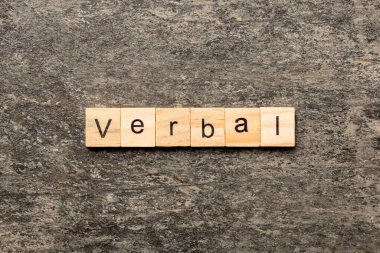 Tahta blokta yazılı sözlü kelime. tablo üzerinde sözel metin, kavram.