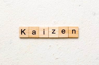 Tahta blokta kaizen kelime yazılı. kaizen metin tablo üzerinde, konsept.