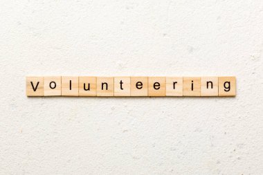 ahşap blok üzerinde yazılı kelime gönüllü. tabloda, metin gönüllülük kavramı.