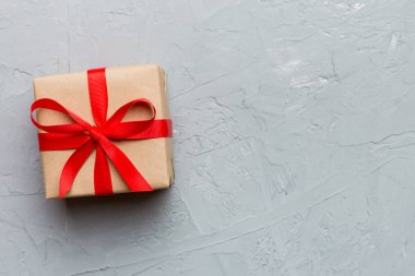 Sevgililer Günü kompozisyonu: Yay ve kalple kırmızı hediye kutusu. Noel hediyesi. Yukarıdan bak. Mesaj için yer var. Holday tebrik kartı.