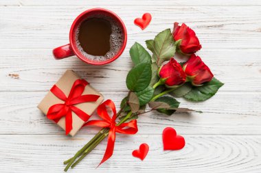 Kahve fincanı, gül çiçeği ve hediye kutusuyla Sevgililer Günü kompozisyonu. Üst manzara, düz yatış. Tatil kavramı.