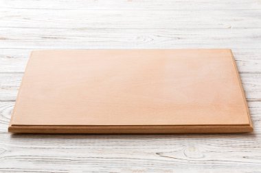 Çimento arka planında tahta kesme tahtası manzarası. Tasarımın için boş boşluk.