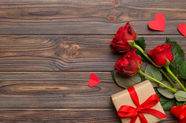 Gül çiçeği, kırmızı kalp ve hediye kutularıyla Sevgililer Günü kompozisyonu. Anneler günü ve doğum günü tebriği, kopyalama alanı, üst görünüm.