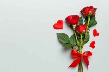 Masada gül çiçeği ve kırmızı kalple Sevgililer Günü kompozisyonu. Üst görünüm, düz görünüm, kopyalama alanı Tatil kavramı.