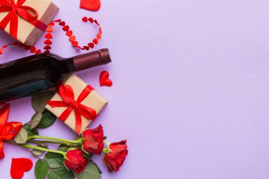 Kırmızı şarap, gül çiçeği ve hediye kutusuyla Sevgililer Günü kompozisyonu. Üst manzara, düz yatış. Tatil kavramı.