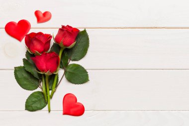 Masada gül çiçeği ve kırmızı kalple Sevgililer Günü kompozisyonu. Üst görünüm, düz görünüm, kopyalama alanı Tatil kavramı.