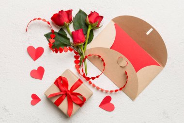 Zarflı sevgililer günü kompozisyonu, gül çiçeği ve kırmızı kalp masada. Üst görünüm, düz görünüm, kopyalama alanı Tatil kavramı.